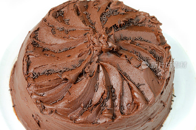 自制黑森林蛋糕配黑樱桃和果酱/热巧克力软糖蛋糕配方，用奶油和可可制成的丰富的甘纳许糖霜，家庭烘焙的巧克力海绵蛋糕，用于饭后布丁或吃甜点